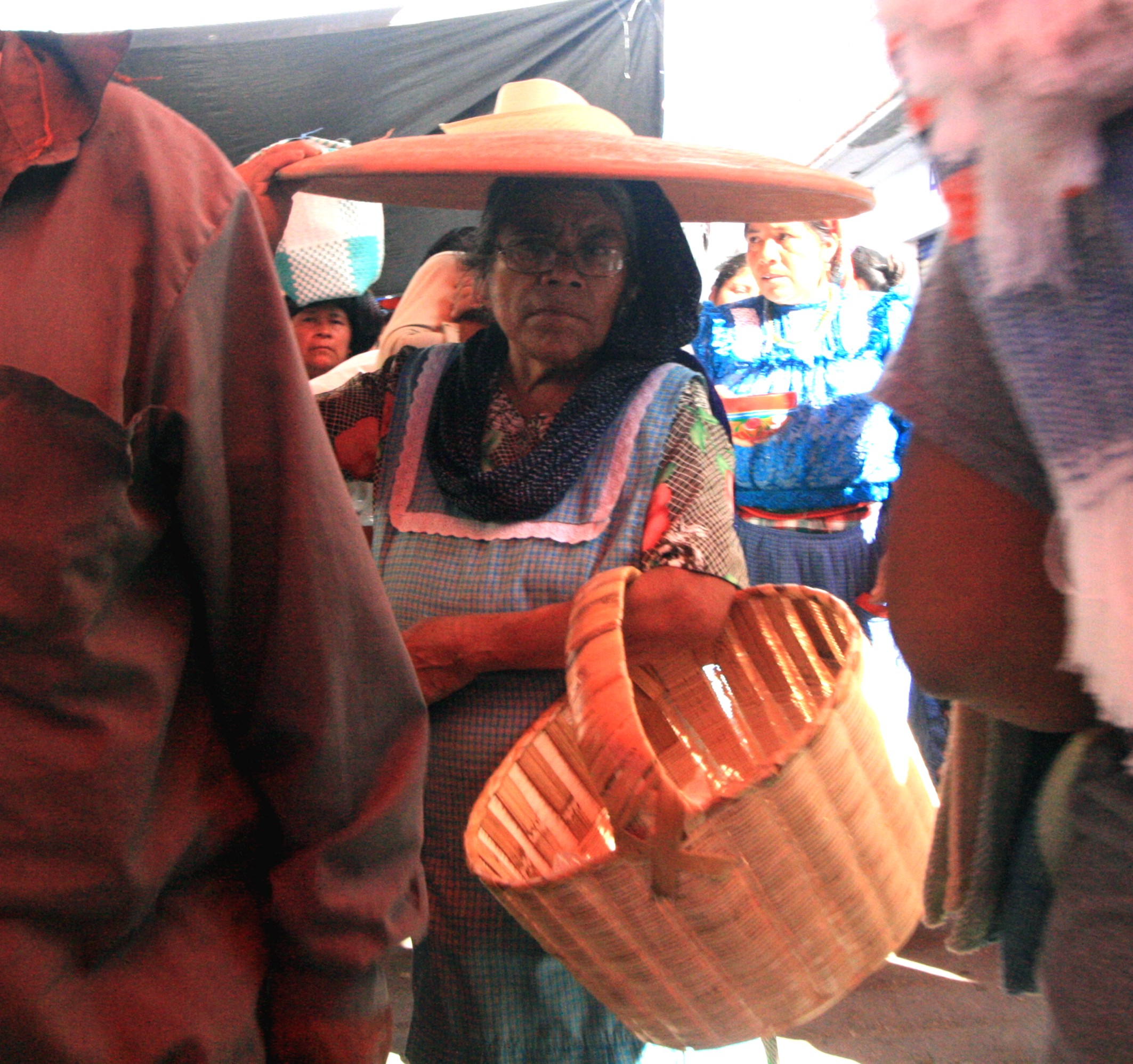 Mercado del dia de muertos en Tlacolula, mujer con comal